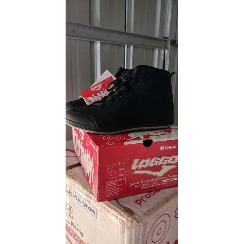 Loggo Sepatu Sneakers Hitam