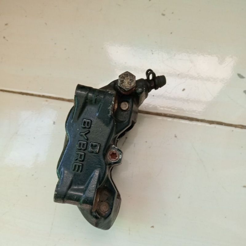 kaliper depan KTM Duke 200