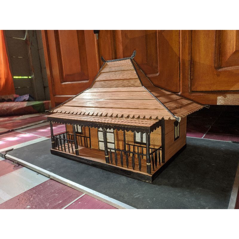 miniatur rumah adat joglo Jawa tengah
