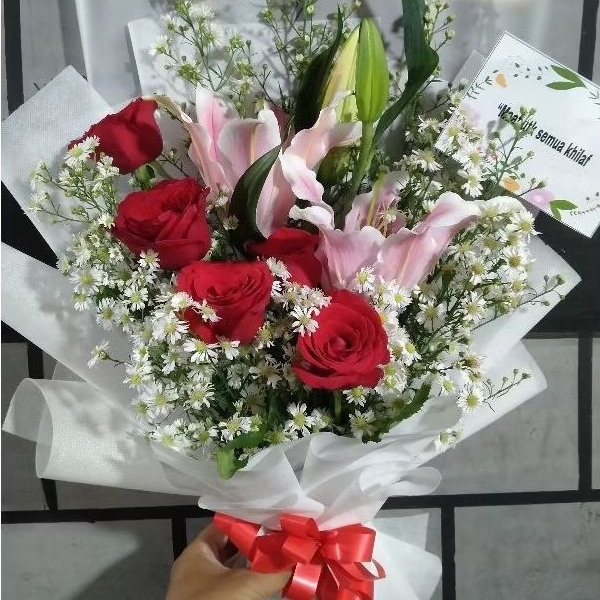 BUNGA HANDBOUQET MAWAR & LILY BUNGA ASLI