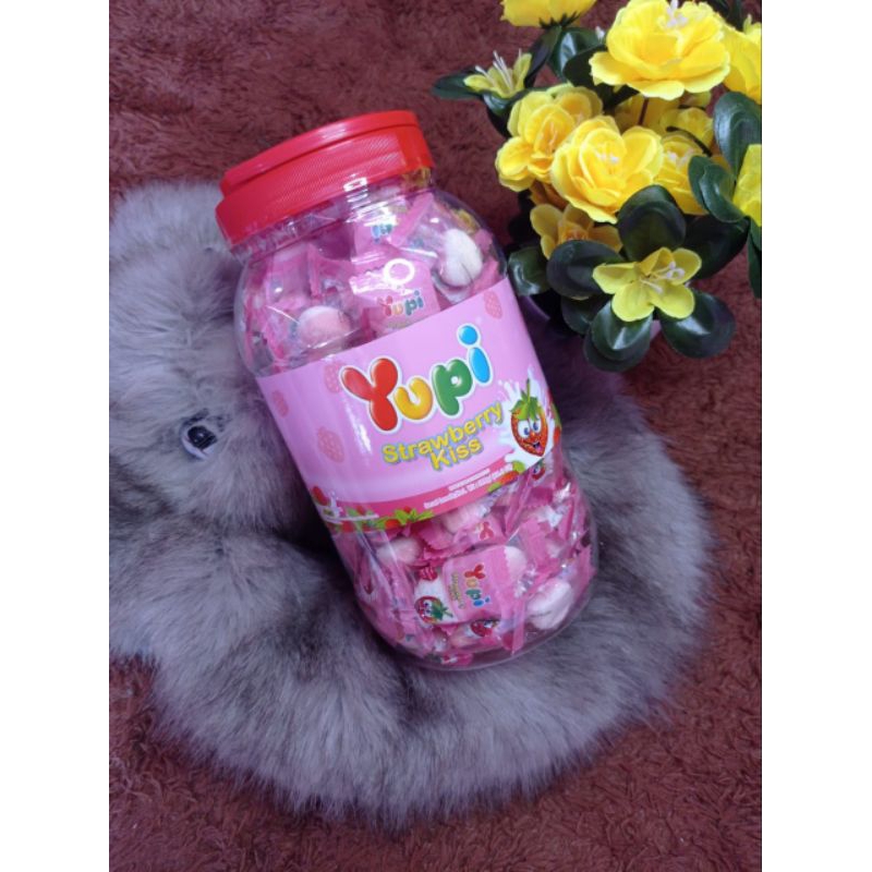 

Yupi Strawberry Kiss Toples 300gram Permen Candy