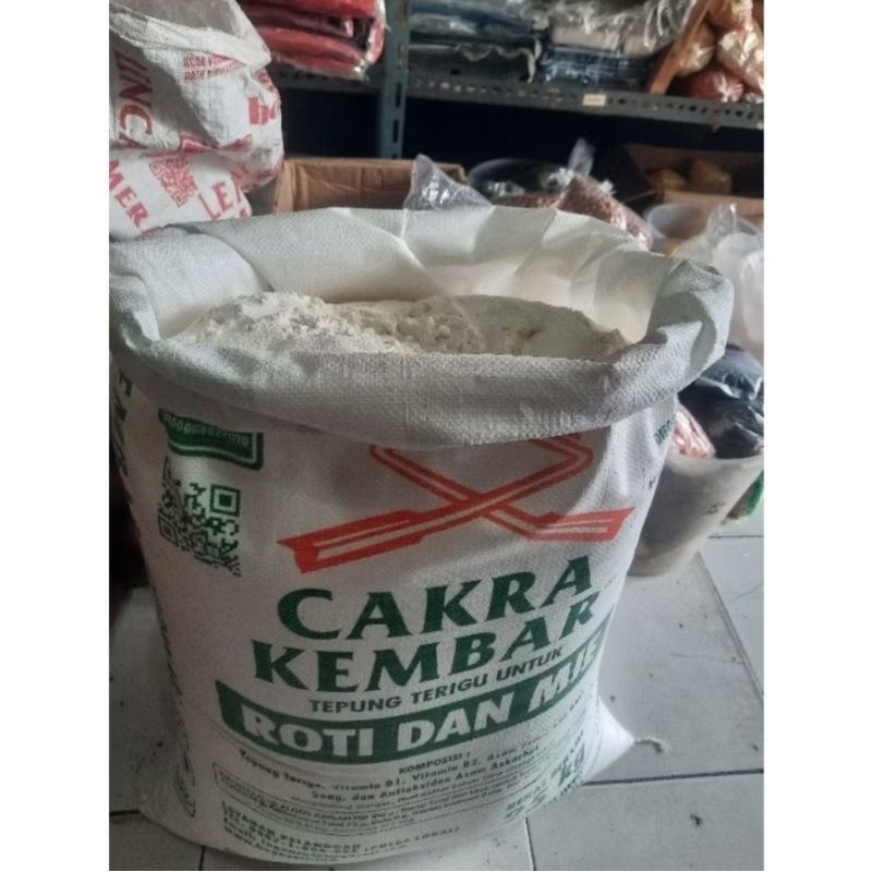 

Tepung Cakra Kembar Roti dan Mie Repack 250 Gram