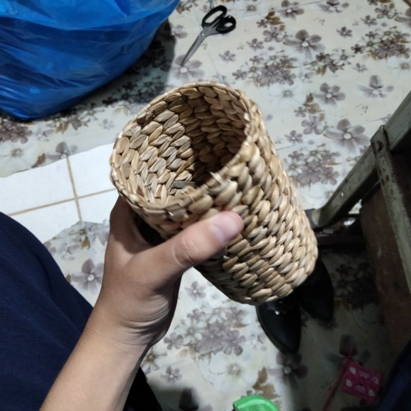 

Tempat Pensil Dari Anyaman Eceng Gondok Kering (CEK DESKRIPSI ‼️)