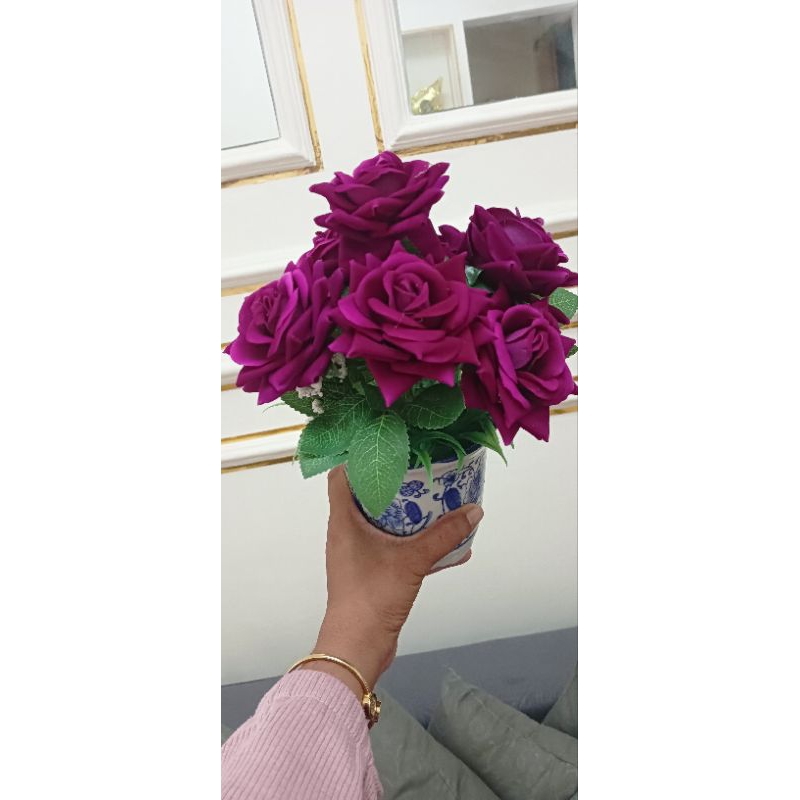 Tanaman Hias Bunga Mawar dengan Vas Keramik