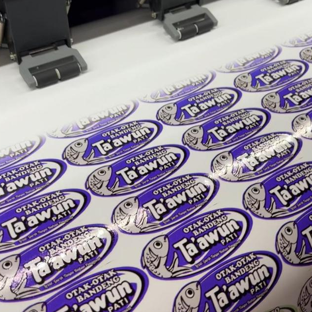 

CETAK STIKER PRINT STIKER CUSTOM VINYL CAMEL HIGH GLOSSY METERAN LAMINASI CUTTING PRINTING STIKER BRANDING