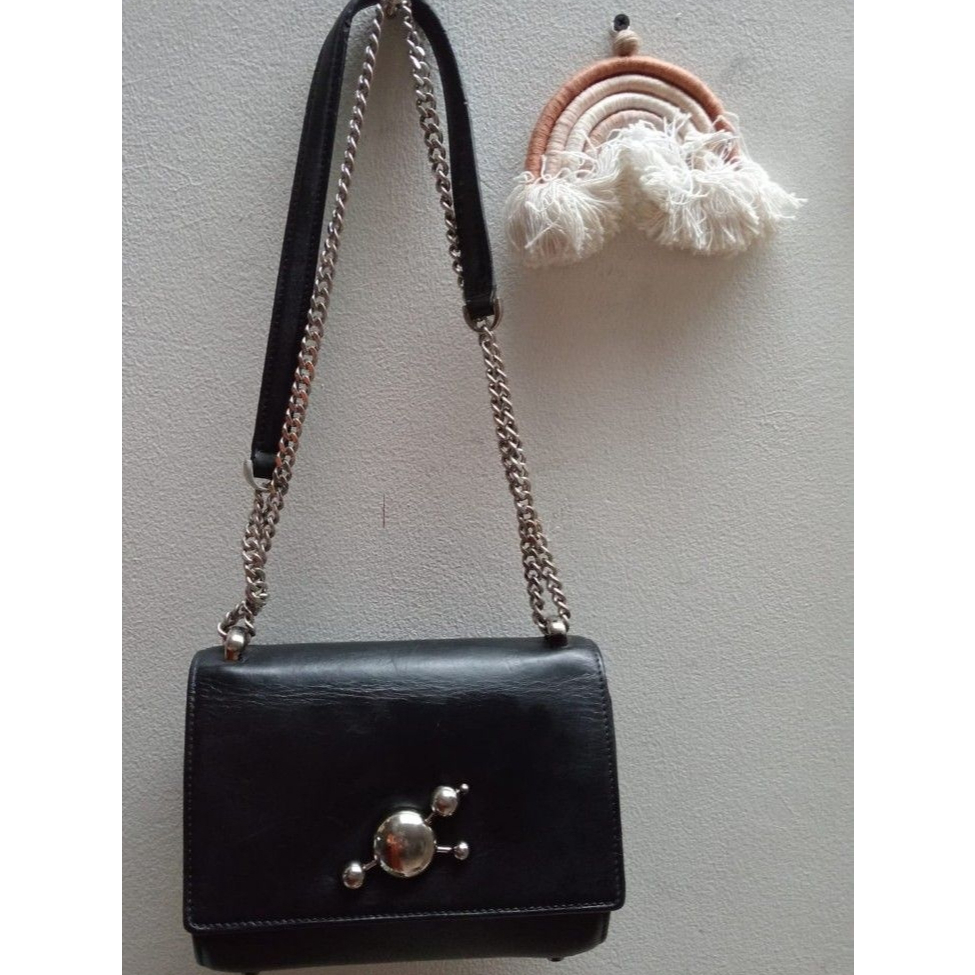 Tas kulas brand dissona warna hitam.