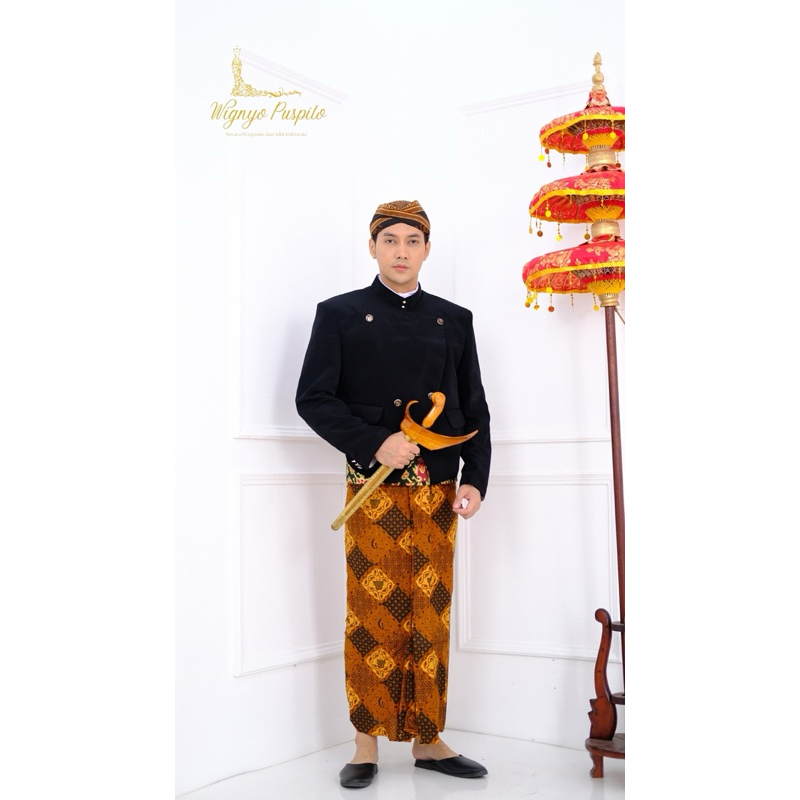 ATASAN PRIA BESKAP JAWA BESKAP SOLO BESKAP AMONG TAMU