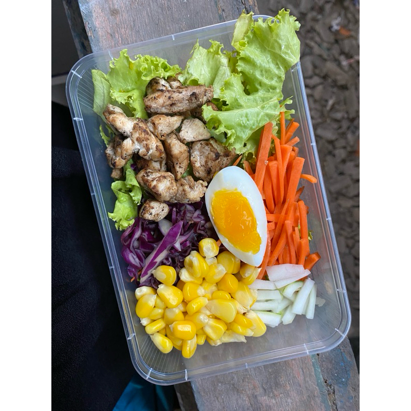 

Salad Sayur box isian komplit protein ayam panggang