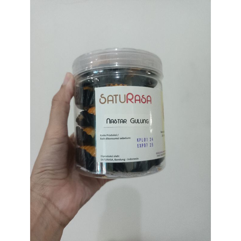 

KUE LEBARAN NASTAR GULUNG WISMAN TABUNG