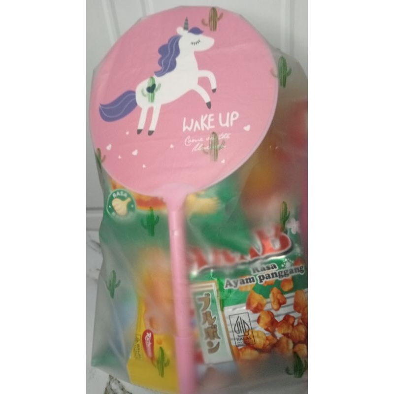 

Hampers ultah/ lebaran isi Snack dan mainan anak