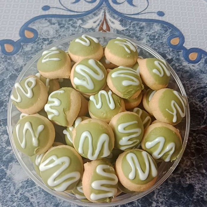 

Matcha Crunch - Biskuit dengan toping matcha dan vanilla!