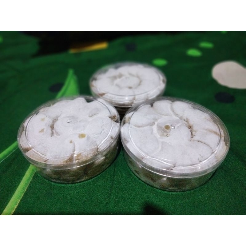 

kue putri salju/kue lebaran/kue kering/300 gram dalam stoples/cod/kemasan dalam stoples