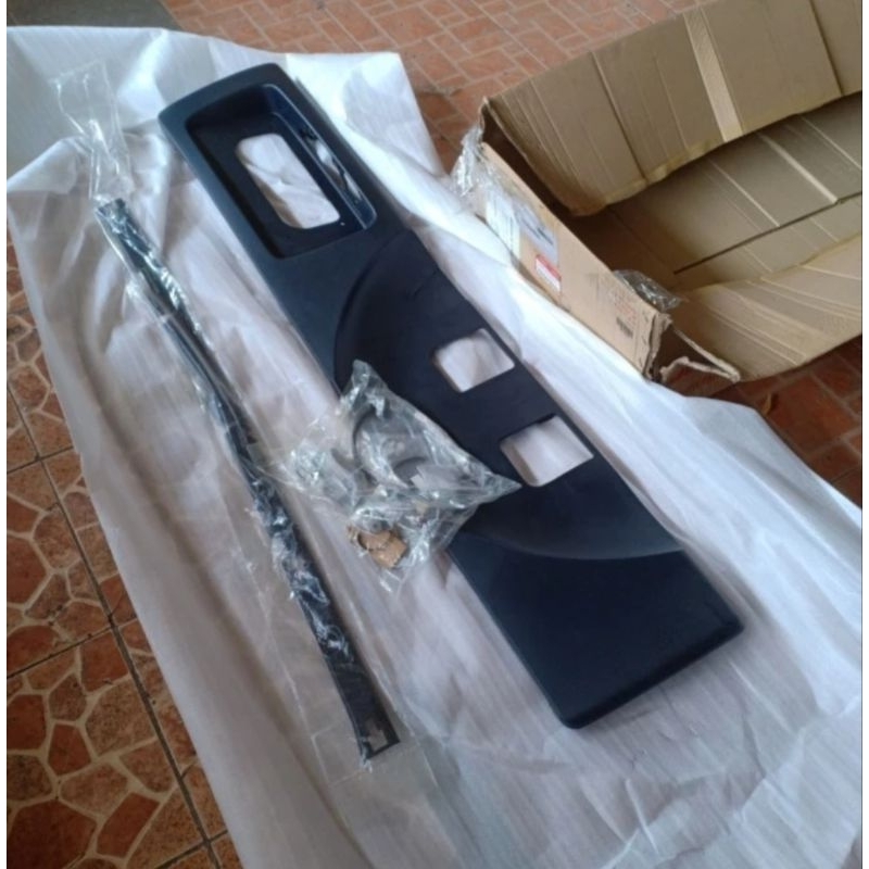 garnish pintu bagasi belakang bawah honda crv 2005 2006 ori