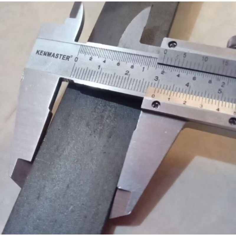 PLAT STRIP/ PLAT BESI/ LEBAR 3 CM/ TEBAL 4.3 MM/ BESI SERBAGUNA/ BAHAN KERAJINAN/ PERKAKAS