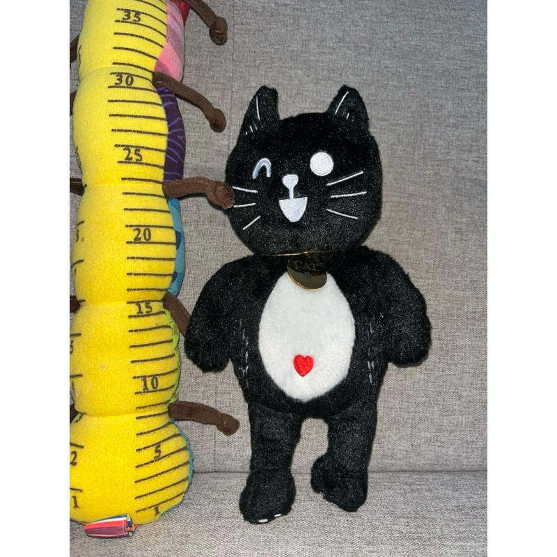 Boneka kucing hitam