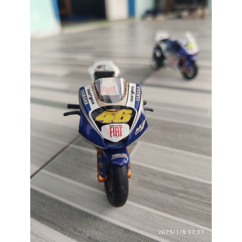 miniatur MotoGP Yamaha Valentino Rossi 2008