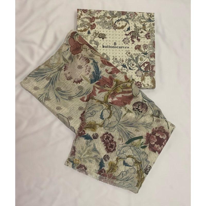 Preloved buttonscarves royale series - white XL