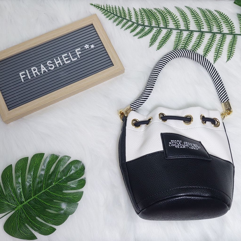 marc jacobs bucket bag white black