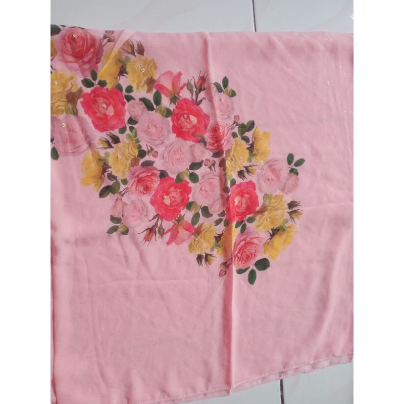 kerudung segi empat motif bunga