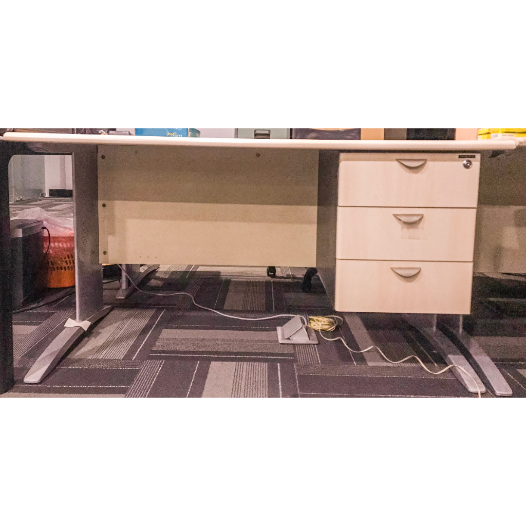 JUAL CEPAT MEJA KANTOR SCBD BEKAS , KOKOH ALUMINIUM BESI