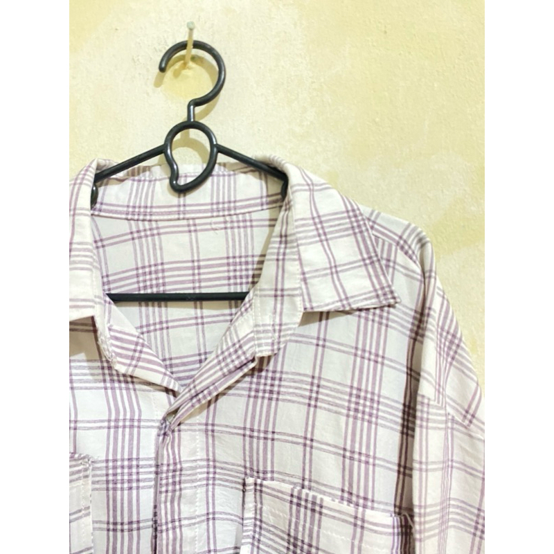 Kemeja kotak putih oversized