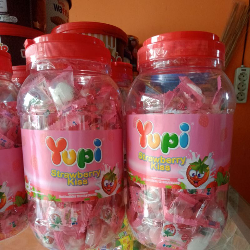 

PERMEN YUPI LOVE STRAWBERRY KISS TOPLES