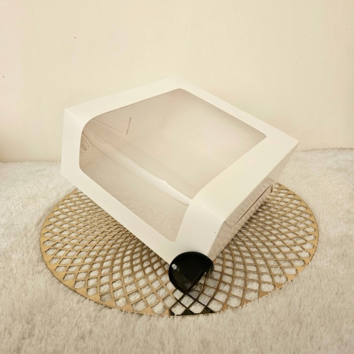 

Box Ivory Kotak Nasi Dus Kue Motif Polos Jendela Ukuran 22x22x10 Cm