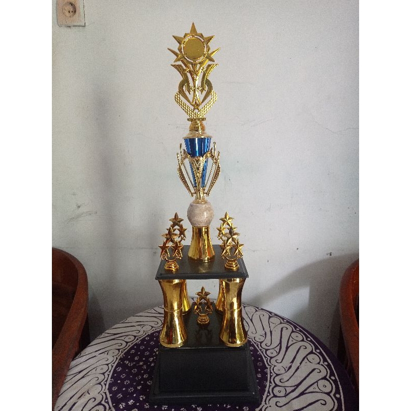 trophy piala 1 set juara 1 juara 2 juara 3 dan juara 4