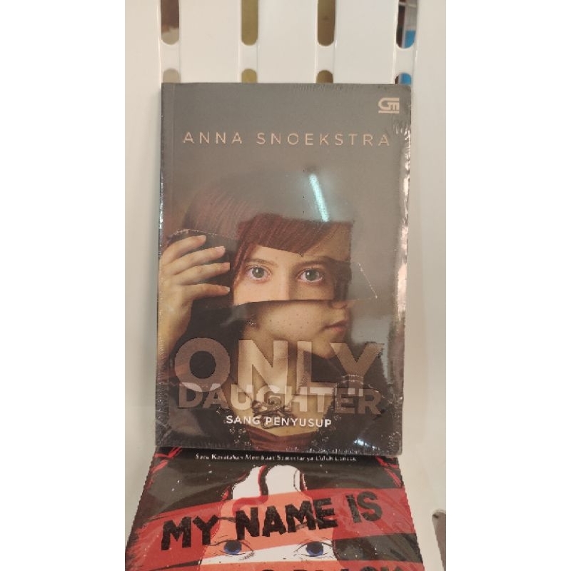 buku anna snoekstra "only daughter" sang penyusup