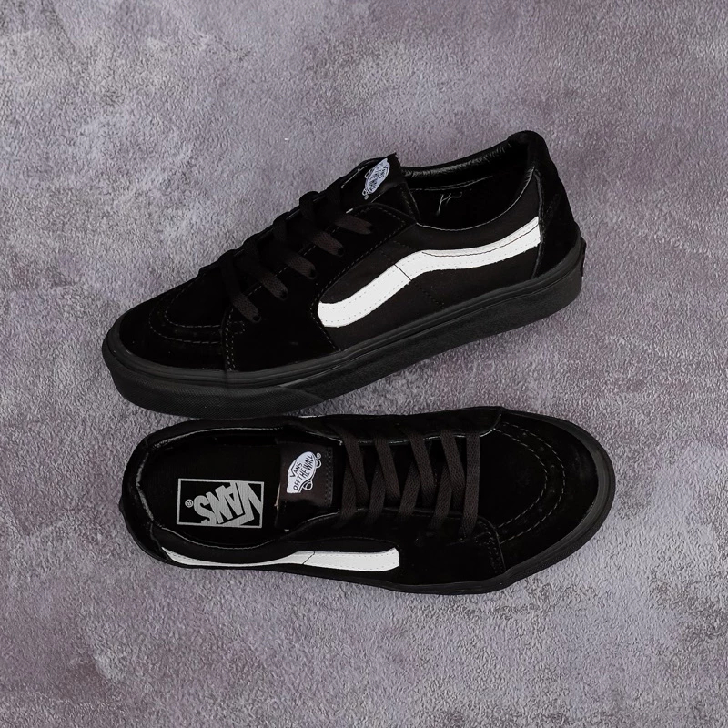 Sepatu Sneakers Hitam Putih
