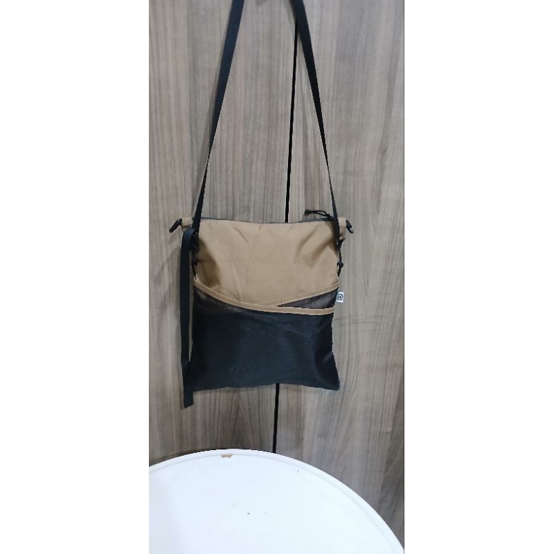Sling bag second. Sling bag preloved. Tas selempang second. Tas selempang preloved. Sling bag bekas.