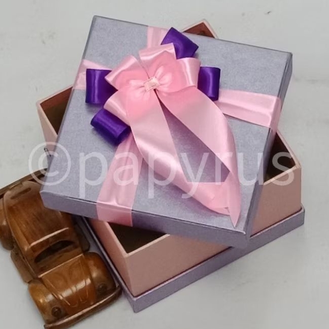 

PAPYRUS Sandwich 15x15 Tinggi 10cm Kotak Kado Gift Box V1