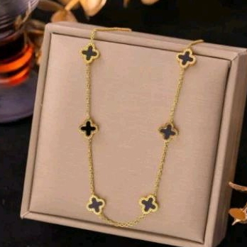 kalung motif clover batu hitam