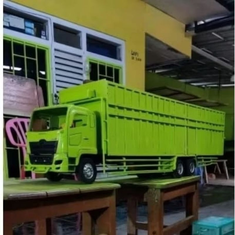 Miniatur truk tronton Hino 500 hijau