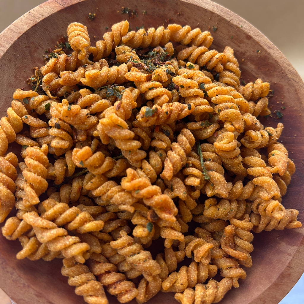 

Laa Rasaa Makanan Ringan Hot Twisted Macaroni
