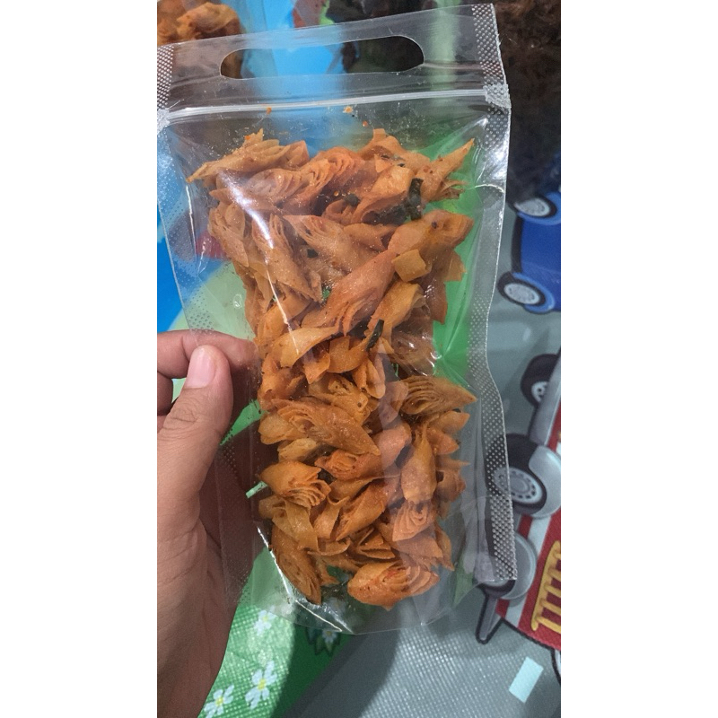 

Keripik Lumpia Pedas Kemasan 100 gram