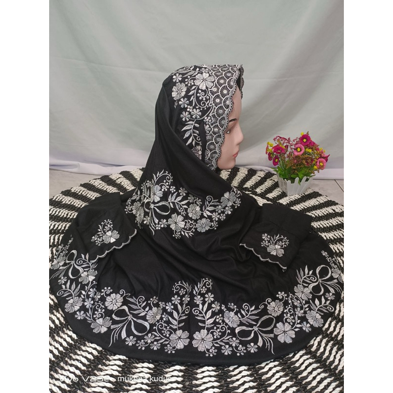 mukena bordir terusan warna hitam motif bunga