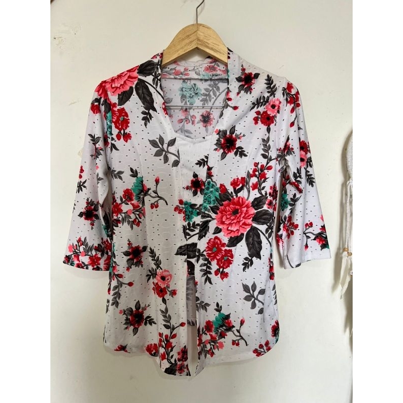 Kebaya Cantik Motif Bunga