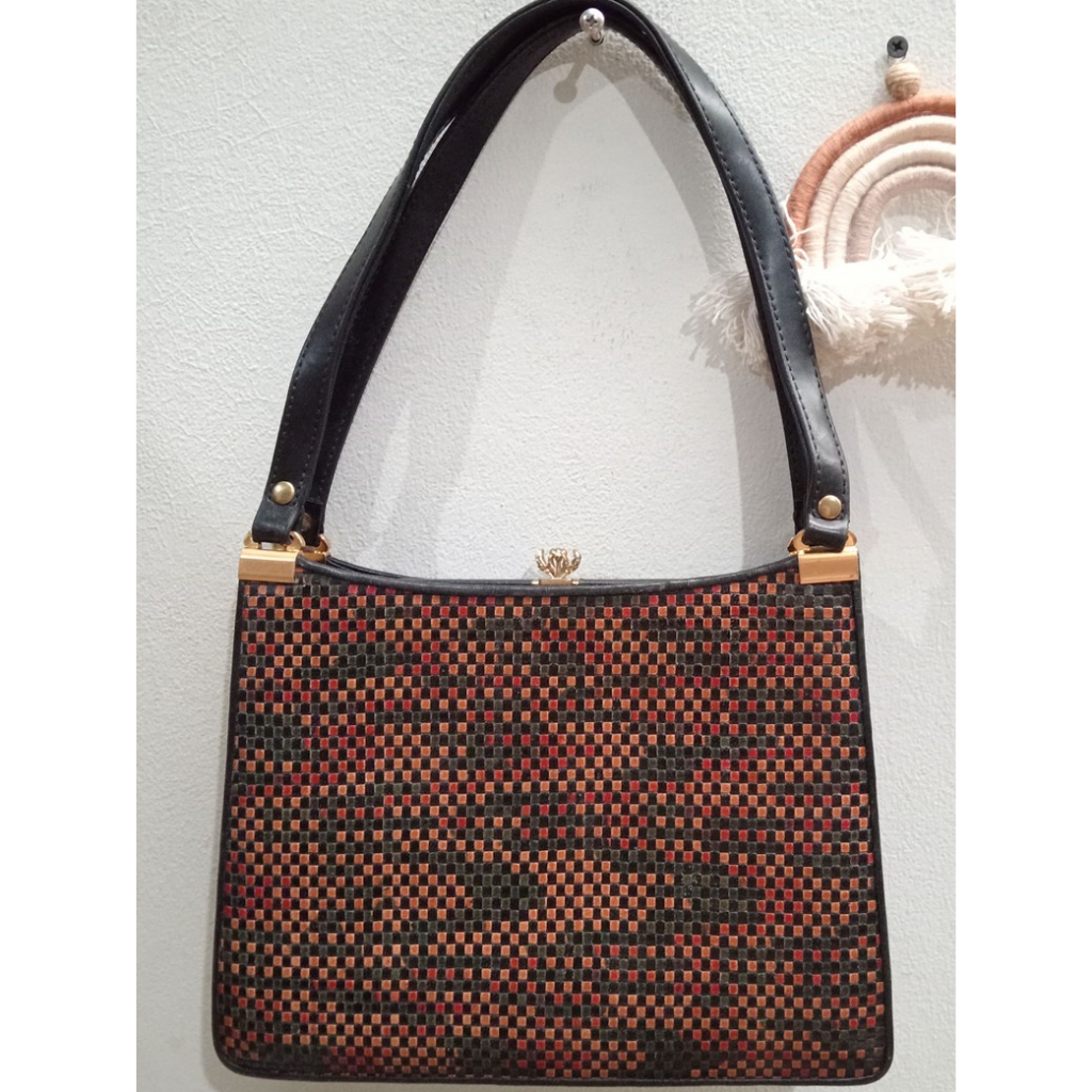 tas kulit anyaman. Kulit Asli