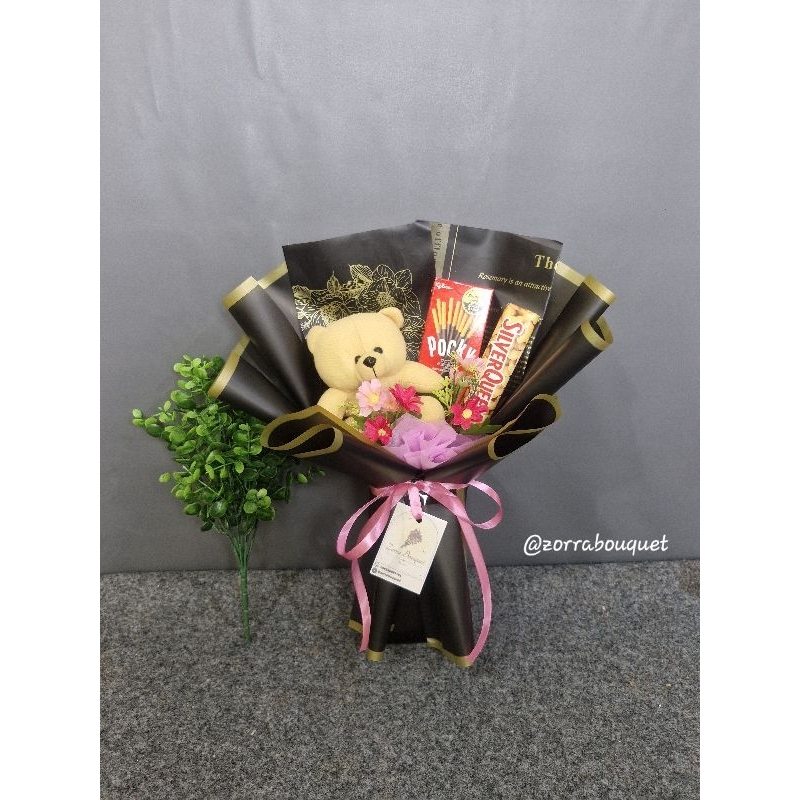 

Bouquet/Buket Boneka Snack Coklat Silverqueen Valentine ( free kartu ucapan ) , khusus Pengiriman Instan