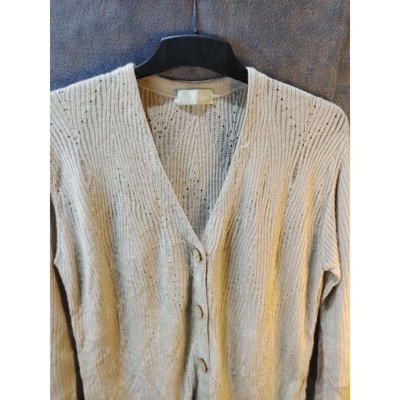 Cardigan Rajut VNeck warna Cream Kancing Besar