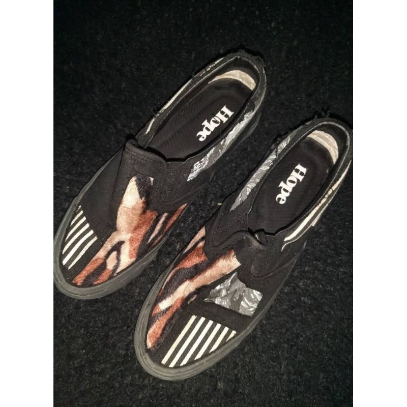 PRELOVED Sepatu Slip-on HOPE