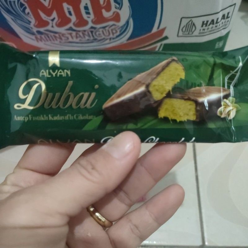 

coklat Dubai dengan pistachio dan kunefe asli dari Turki