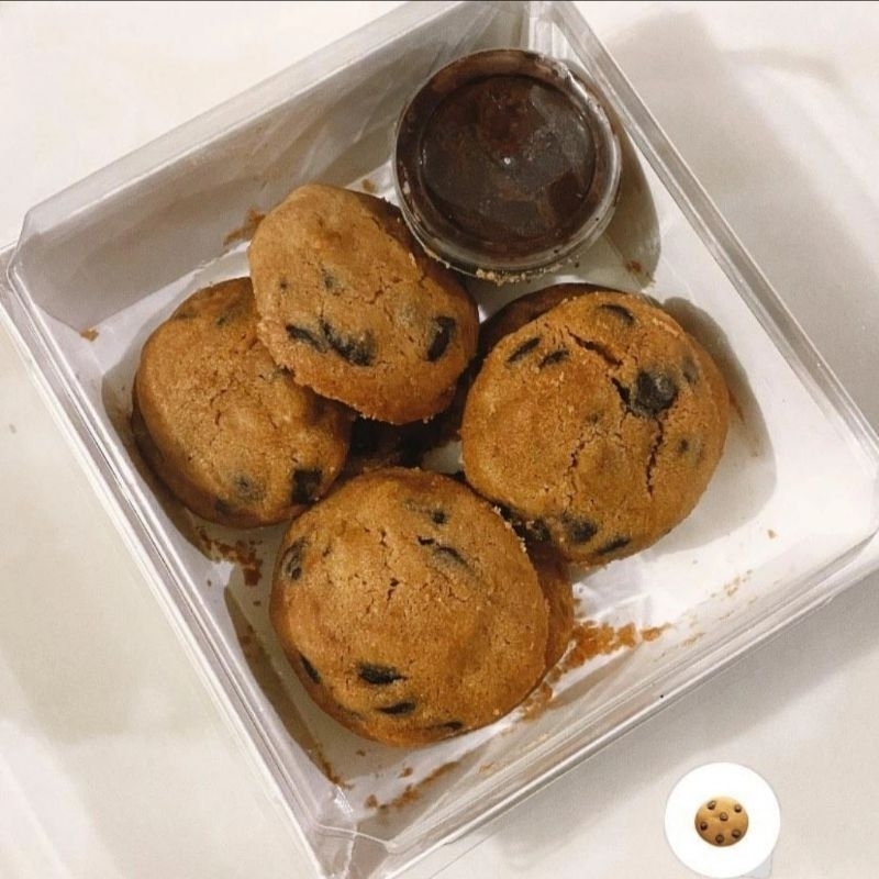 

chocochips cookies with chocolate sauce