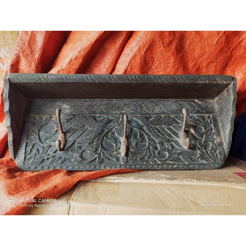 kapstok antik kuno maduranan dengan ukiran detail