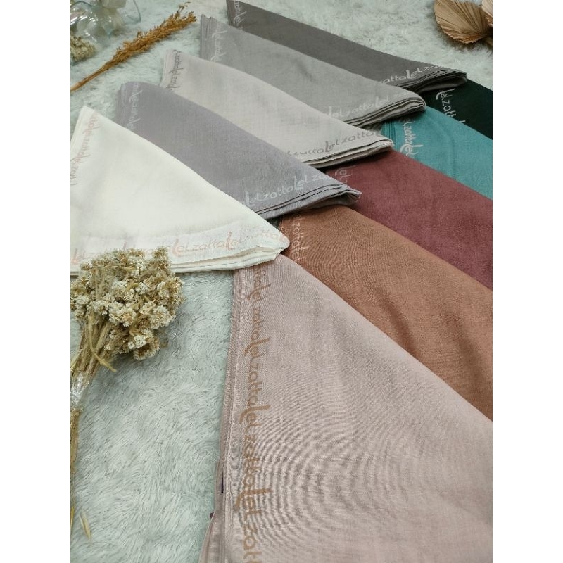 ELZATTA HIJAB SEGI EMPAT KAILA LAZATTA II BAHAN VOAL PREMIUM LOGO ELZATTA MONOGRAM ELZATTA MOTIF PRE