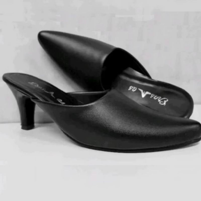 sepatu sandal selop wanita dengan bermacam warna dan ukuran