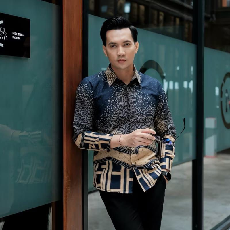 motif USMAN NAVY kemeja batik slimfit lengan panjang