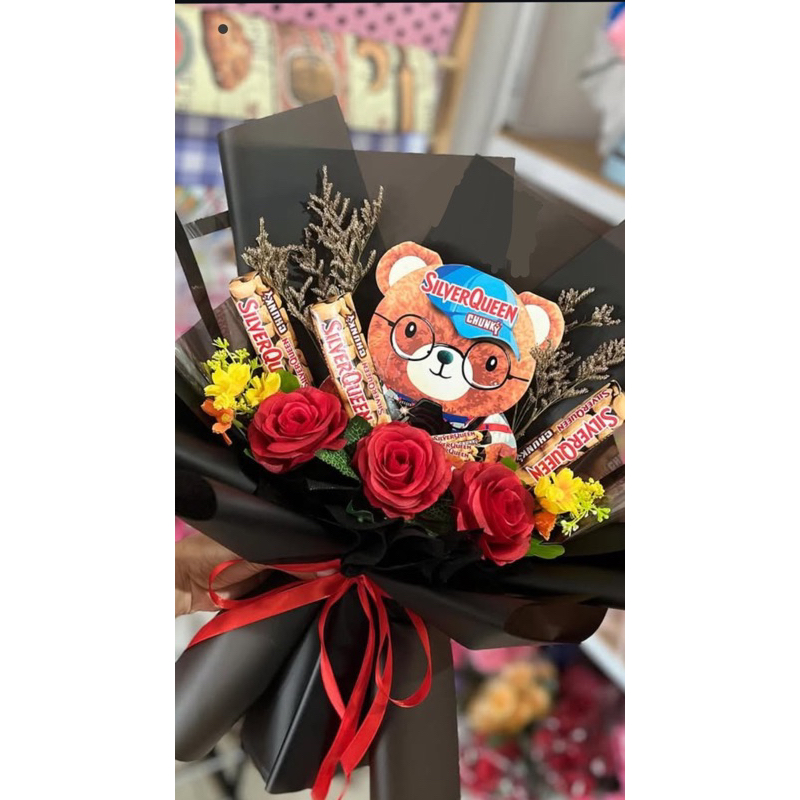 

BOUQUET BUCKET COKLAT SILVERQUEEN LOVE GIFT WISUDA KADO MURAH ULANG TAHUN KADO UNIK TERMURAH