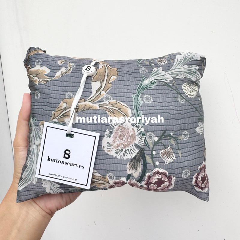 READY STOCK Buttonscarves Prayer Robe Set Mukena Silk Premium Lawas Printed Royale Grey As Is Wareho